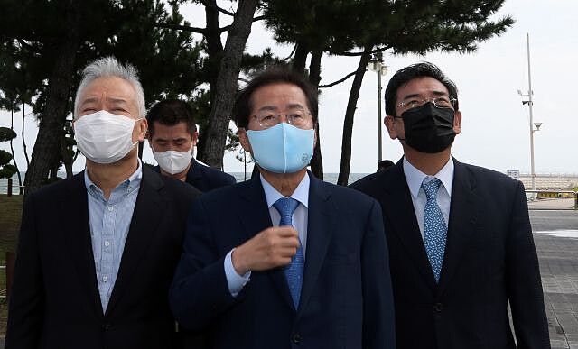 韓國國會議員洪準杓（中）希望推動取消徵兵制