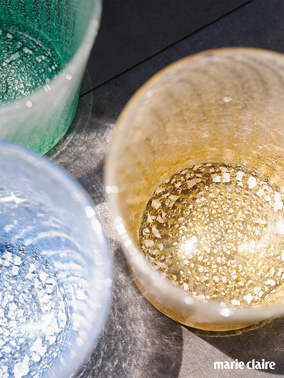 銀澄氣泡系列水杯，於2018年的個人創作作品，採玻璃吹製技法，並獨創銀澄及細密織氣泡熔合的工藝技術，丁右衛以「氣泡流動的痕跡是玻璃呼吸的證明」作為其作品概念，將流動中的細密織氣泡群熔合綻放中的銀澄碎花，表現出光與影交織而成璀璨的生命力。