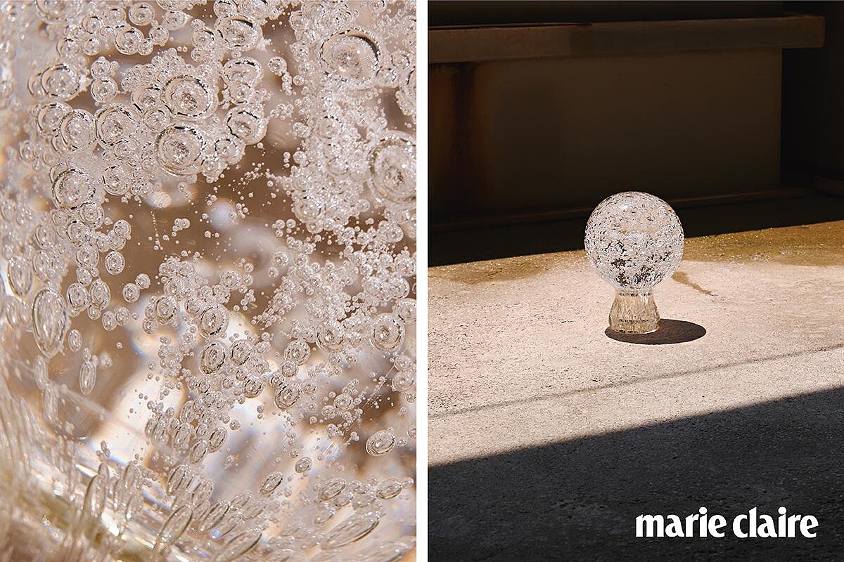 手工氣泡玻璃球座，以特別研製的氣泡技法，為恩榮電器開發的玻璃燈飾，在2020年完成。