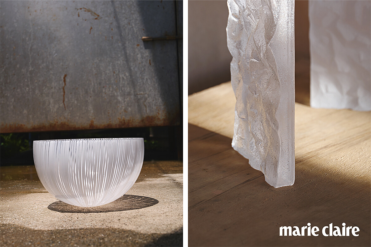 （左）為石垣ANA洲際度假村（ANA InterContinental Ishigaki Resort）製作的白蕾絲手工玻璃燈罩，使用滾筒馬賽克手工吹製成形，先製作成小圓盤再透過滾筒式的沾附技術，將熔合狀態的千花玻璃矩陣捲起成形，所有步驟中玻璃均須維持一個最理想的溫度，尤其要特別注意玻璃平面的邊緣是否成一直線且圓筒形的邊緣是否均呈水平。 （右）山形琉璃鑄造磚為恩榮電器委託的玻璃燈飾訂製案，採許文龍老師傳承之琉璃鑄造工法。