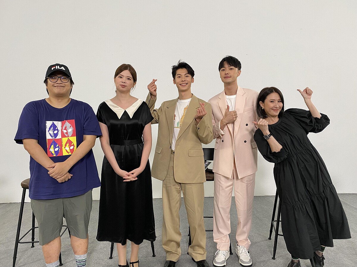 《想見你》編劇簡奇峯(左起)、林欣慧、演員許光漢、施柏宇、製作人麻怡婷出席線上座談,暢聊「想見你現象」