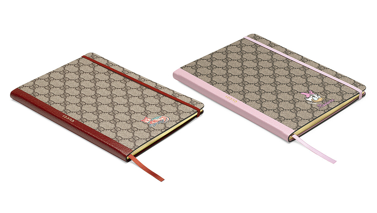 （左）紅色GG緹花貓咪印花筆記本，NT7,900元、（右）粉色GG緹花唐老鴨印花筆記本，NT7,900元。