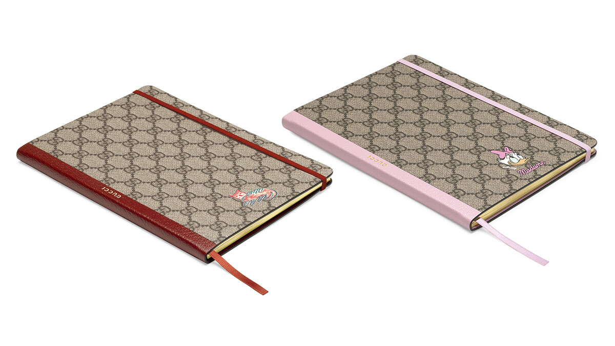 (左)紅色GG緹花貓咪印花筆記本,NT7,900元、(右)粉色GG緹花唐老鴨印花筆記本,NT7,900元。