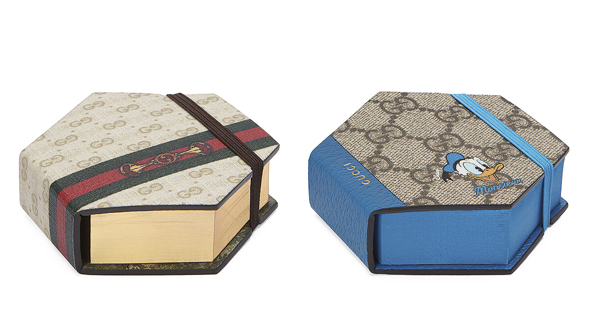 （左）金色馬銜鍊印花六角形便條紙，NT6,800、（右）藍色GG緹花唐老鴨印花六角形便條紙，NT6,400。