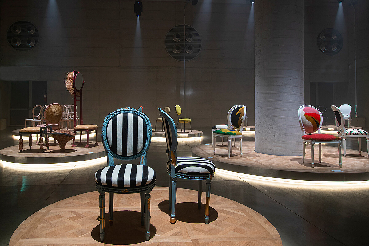 The Dior Medallion Chair 展覽現場。