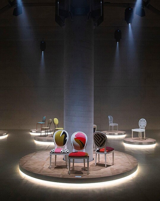 The Dior Medallion Chair 展覽現場。