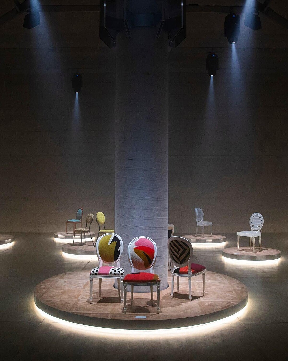 The Dior Medallion Chair 展覽現場。