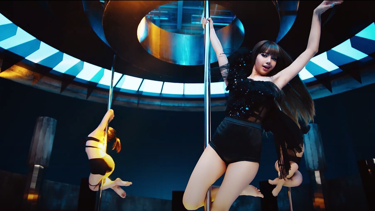 LISA個人 Solo〈LALISA〉MV 驚人百變造型。