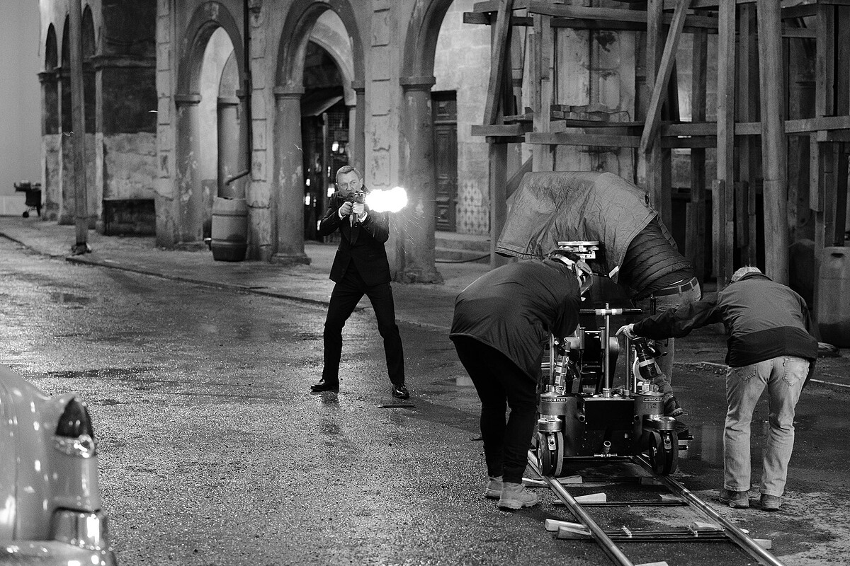 &copy; Greg Williams: Daniel Craig on the Cuba set, Pinewood Studios. NO TIME TO DIE &copy; Danjaq and MGM. NO TIME TO DIE, 007 and related James Bond Indicia &copy; 1962&ndash;2021 Danjaq and MGM. NO TIME TO DIE, 007 and realated James Bond Trademarks are trademarks of Danjaq. All Rights Reserved.NO TIME TO DIE is an EON Productions and Metro Goldwyn Mayer Studios film. &copy; 2021 DANJAQ, LLC AND MGM. ALL RIGHTS RESERVED.