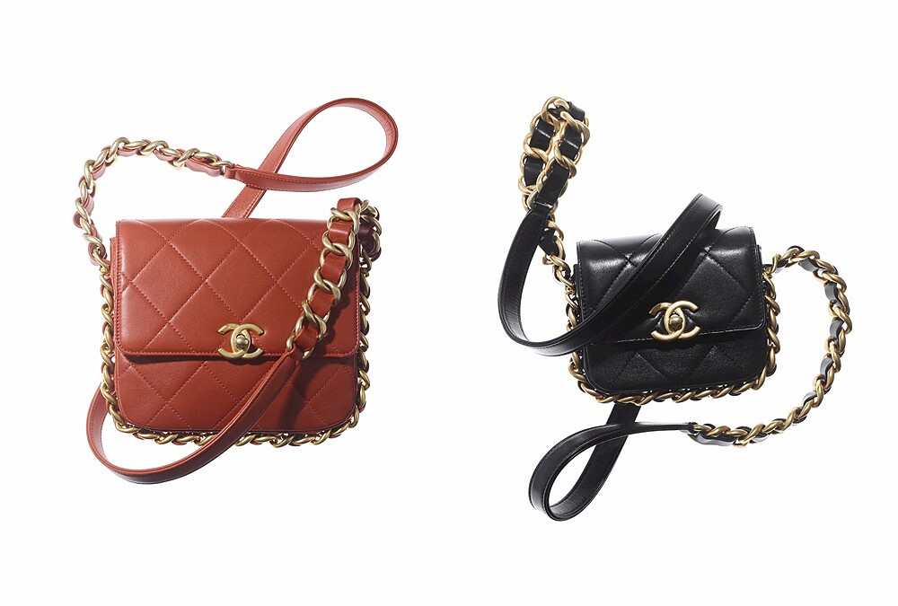 咖啡紅皮革菱格紋皮穿鍊肩背包，NT148,800 / 黑色皮革菱格紋皮穿鍊小包，NT127,500