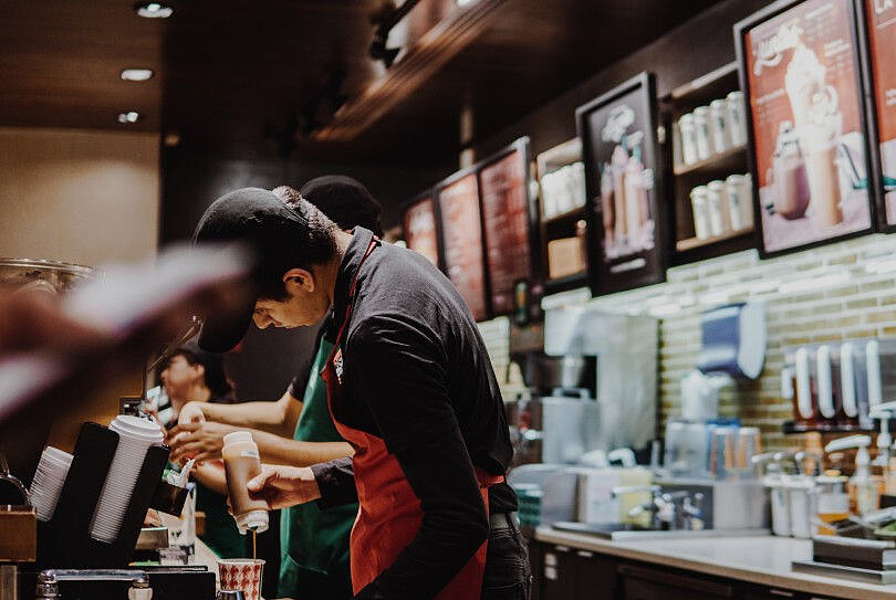 一杯星巴克竟有３０樣要求！疫情下的餐飲業該如何生存？