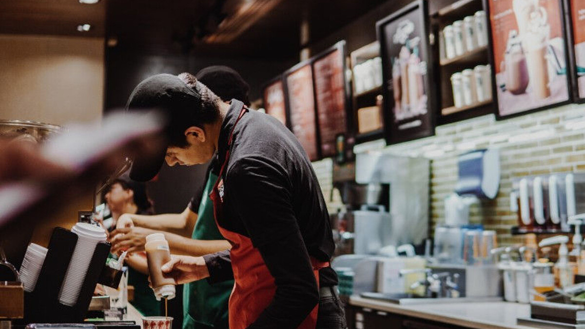 一杯星巴克竟有30樣要求!疫情下的餐飲業該如何生存?