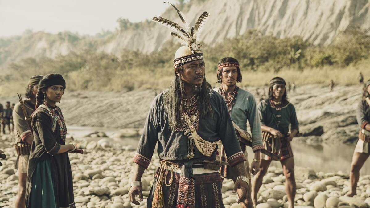 《斯卡羅》劇情進入關鍵倒數，查馬克・法拉屋樂（中）飾演的大股頭卓杞篤將面臨一觸即發的戰事，左二為程苡雅，右二為張瑋帆