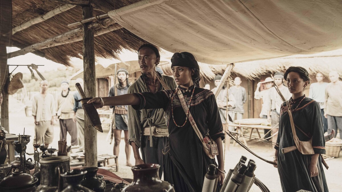 《斯卡羅》程苡雅（右二）飾演斯卡羅大股頭卓杞篤的女兒「烏米娜」，身份尊貴，左為吳慷仁