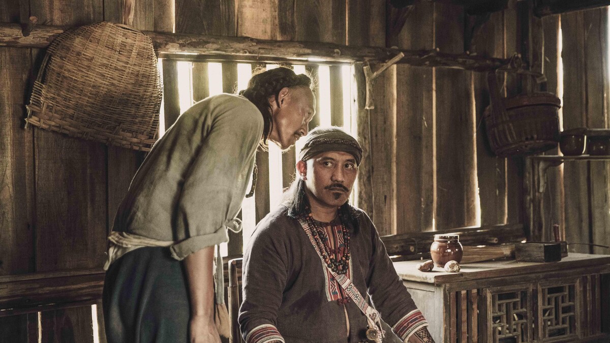 《斯卡羅》雷斌・金碌兒（右）演出斯卡羅二股頭「伊沙」，與吳慷仁所飾演的社寮頭人「水仔」斡旋