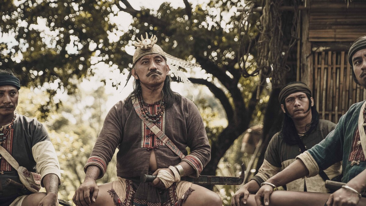 《斯卡羅》排灣族當代藝術家雷斌・金碌兒（左二）跨界演出桀驁不馴的斯卡羅二股頭「伊沙」