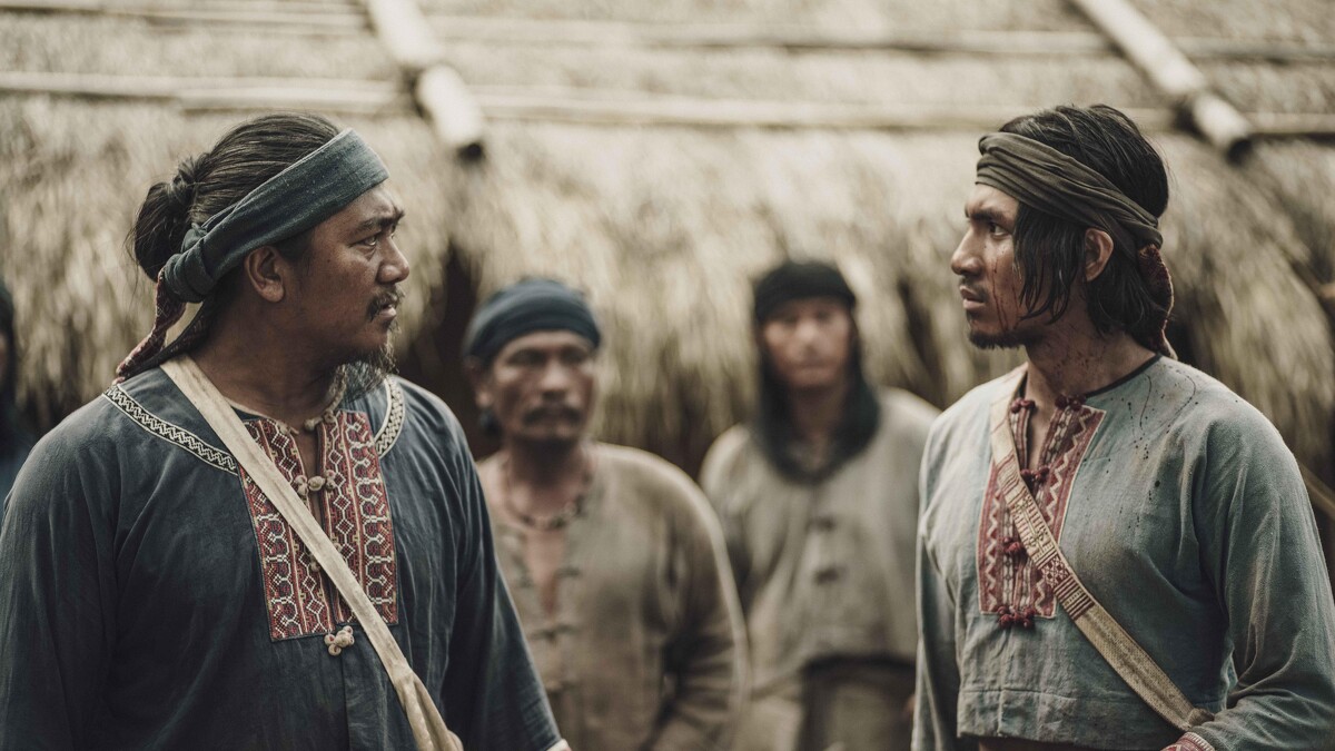 《斯卡羅》張瑋帆（右）飾演大股頭接班人「朱雷」，現實中也擁有排灣族血統，左為查馬克・法拉屋樂