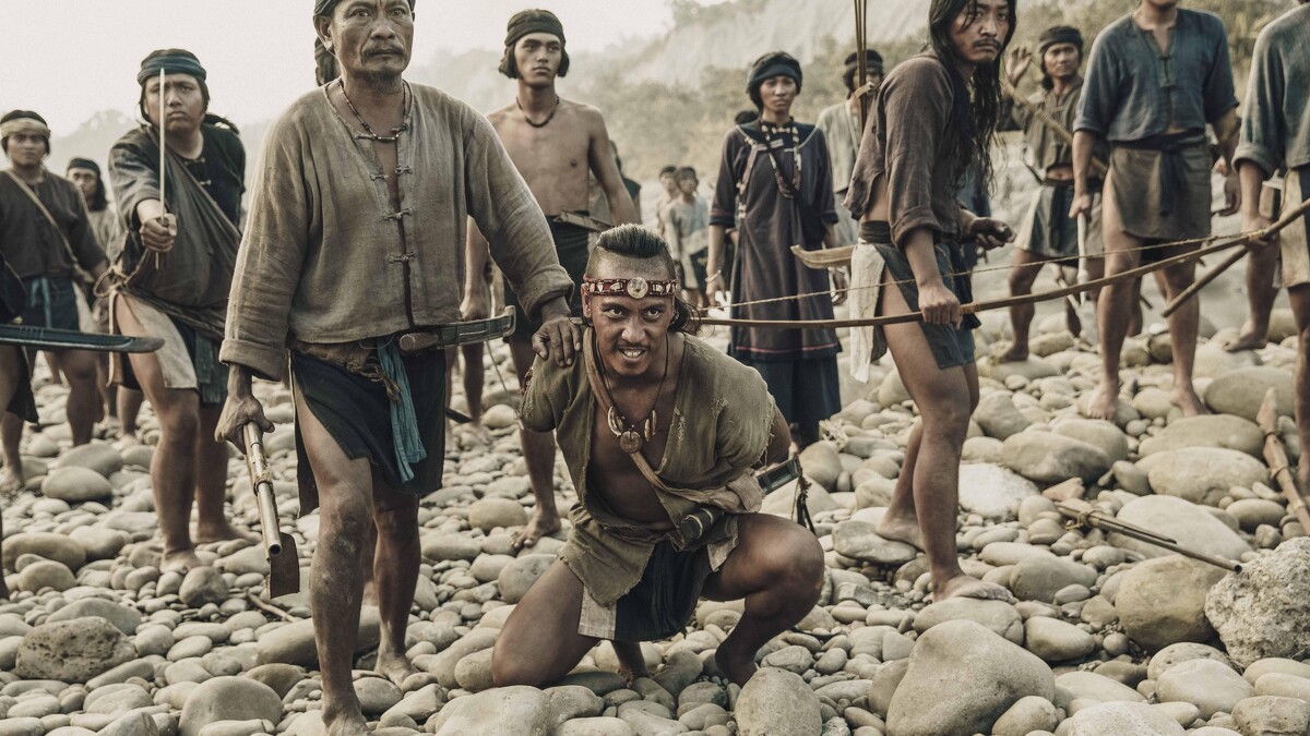 《斯卡羅》余竺儒（中）演出「巴耶林」，因外表酷似原住民族，常被誤認