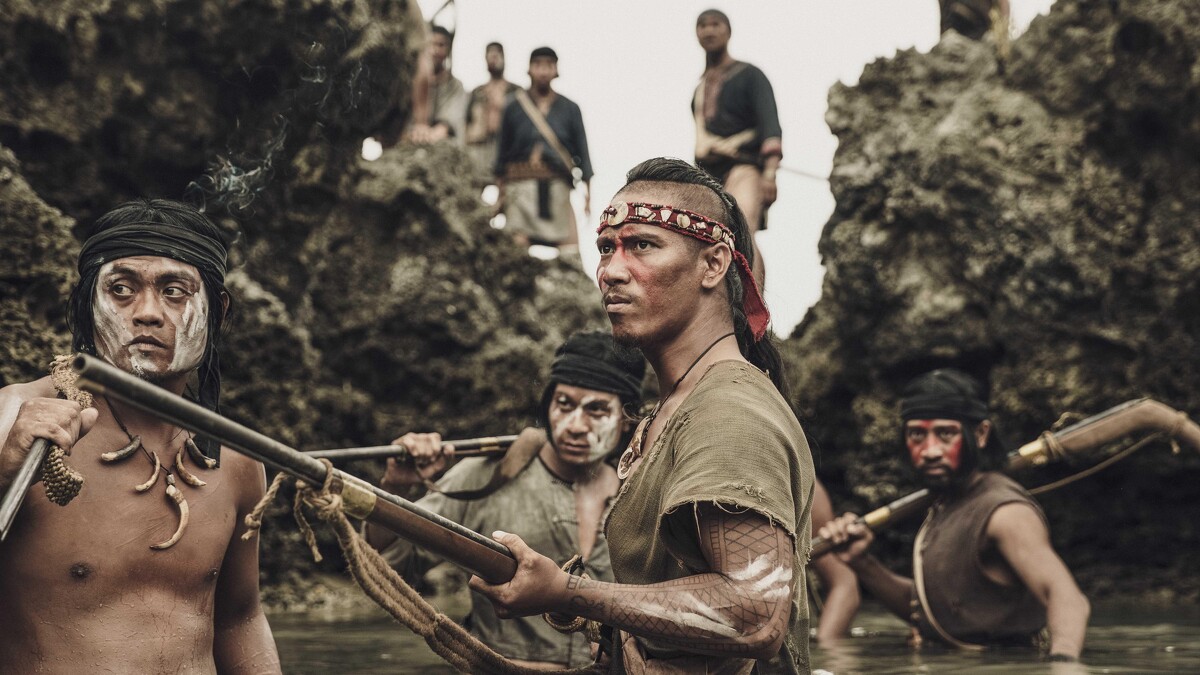 《斯卡羅》余竺儒（前中）有長達八年在九天民俗技藝團的表演經驗，第一次演出戲劇