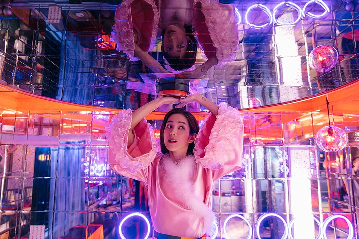 温貞菱在雄影形象影片中,按下房內的神秘按鈕展開奇幻旅程