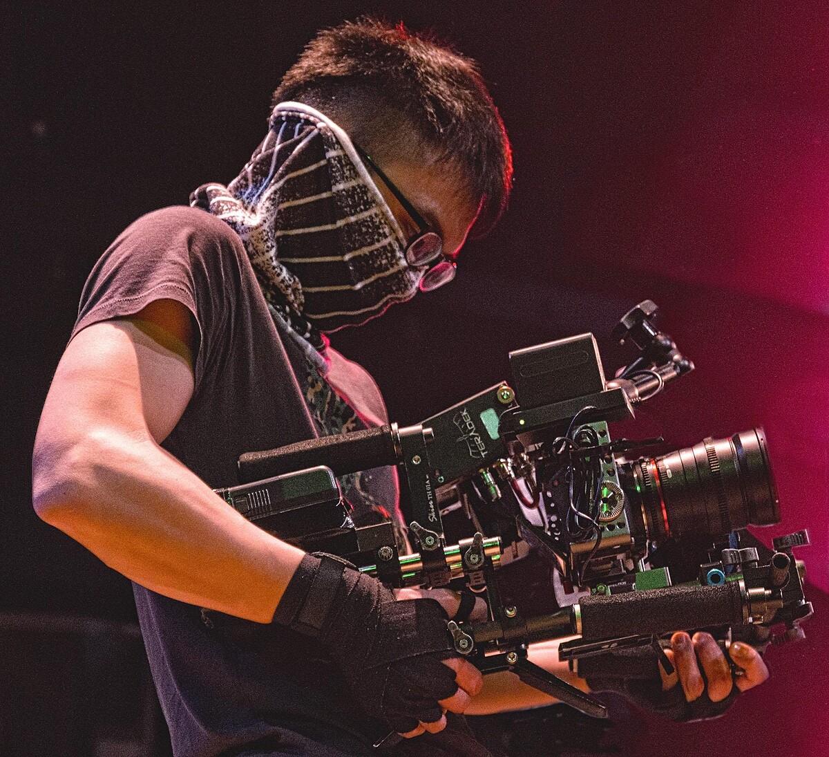 導演王逸帆拍攝2021高雄電影節形象影片,打造出驚悚迷幻氛圍