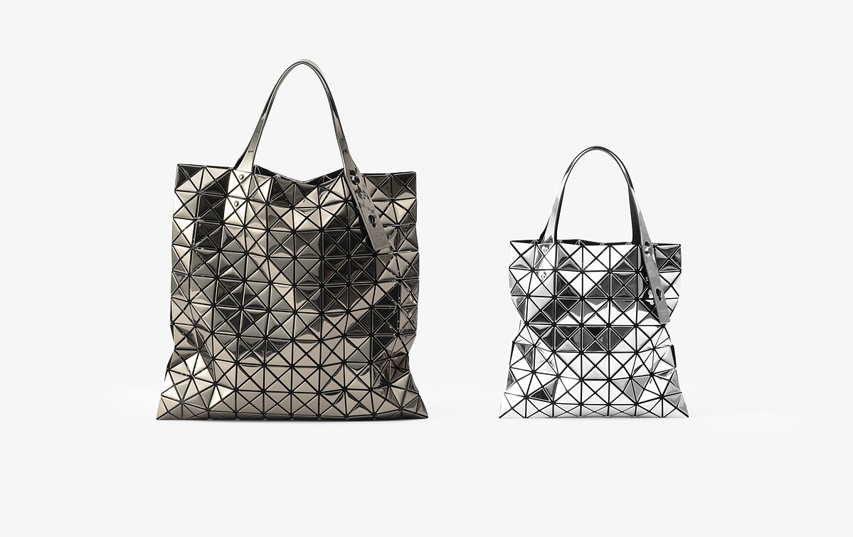 左：原色鋁金托特包(L)， NT29,200。右：原色鋁金托特包(S) ，NT27,200