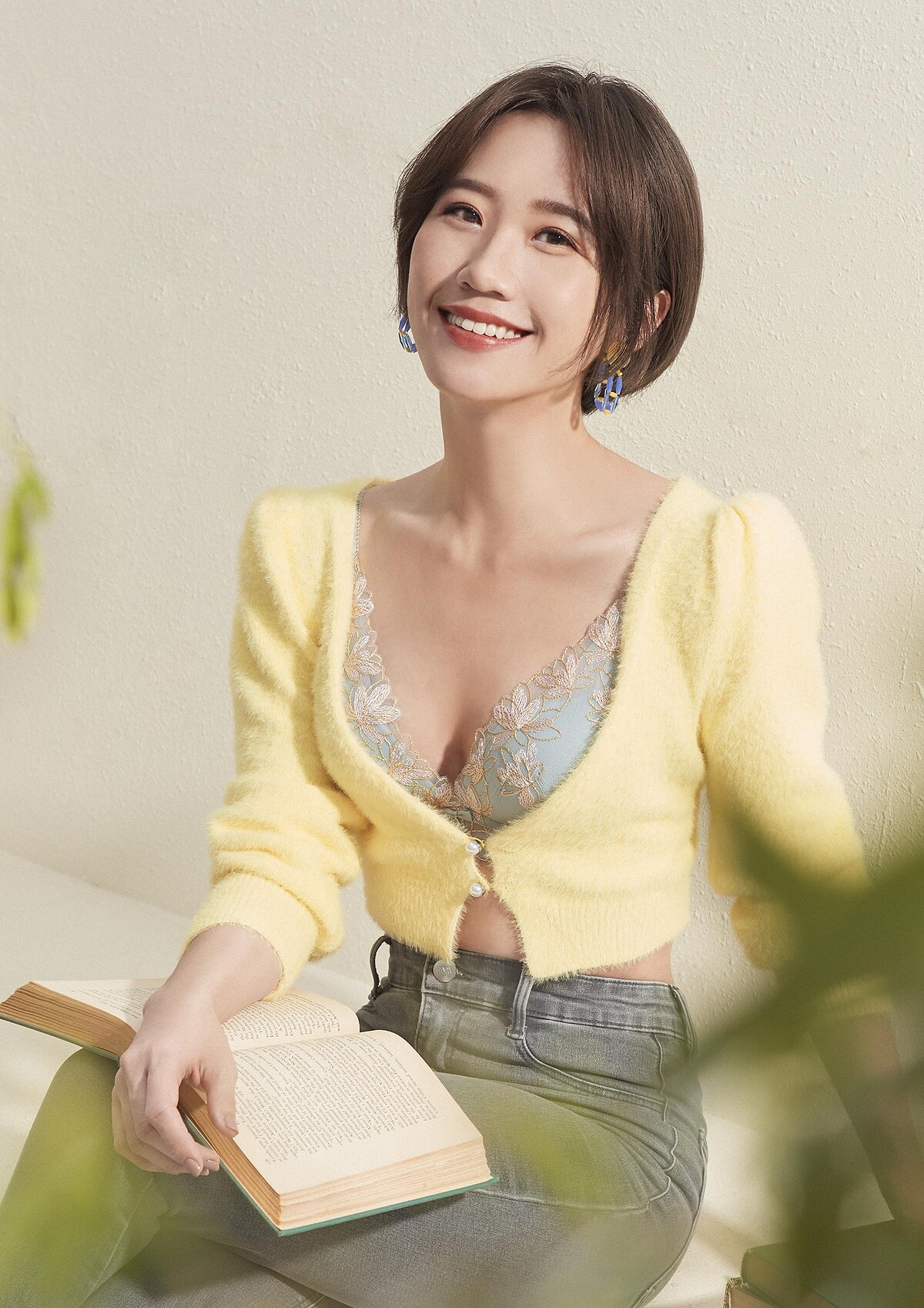 黛安芬「相思水感動系列」低V無鋼圈款，刺繡蕾絲搭配V型曲線設計，打造胸口撩人低V曲線，一秒展現讓人心動的性感魅力。