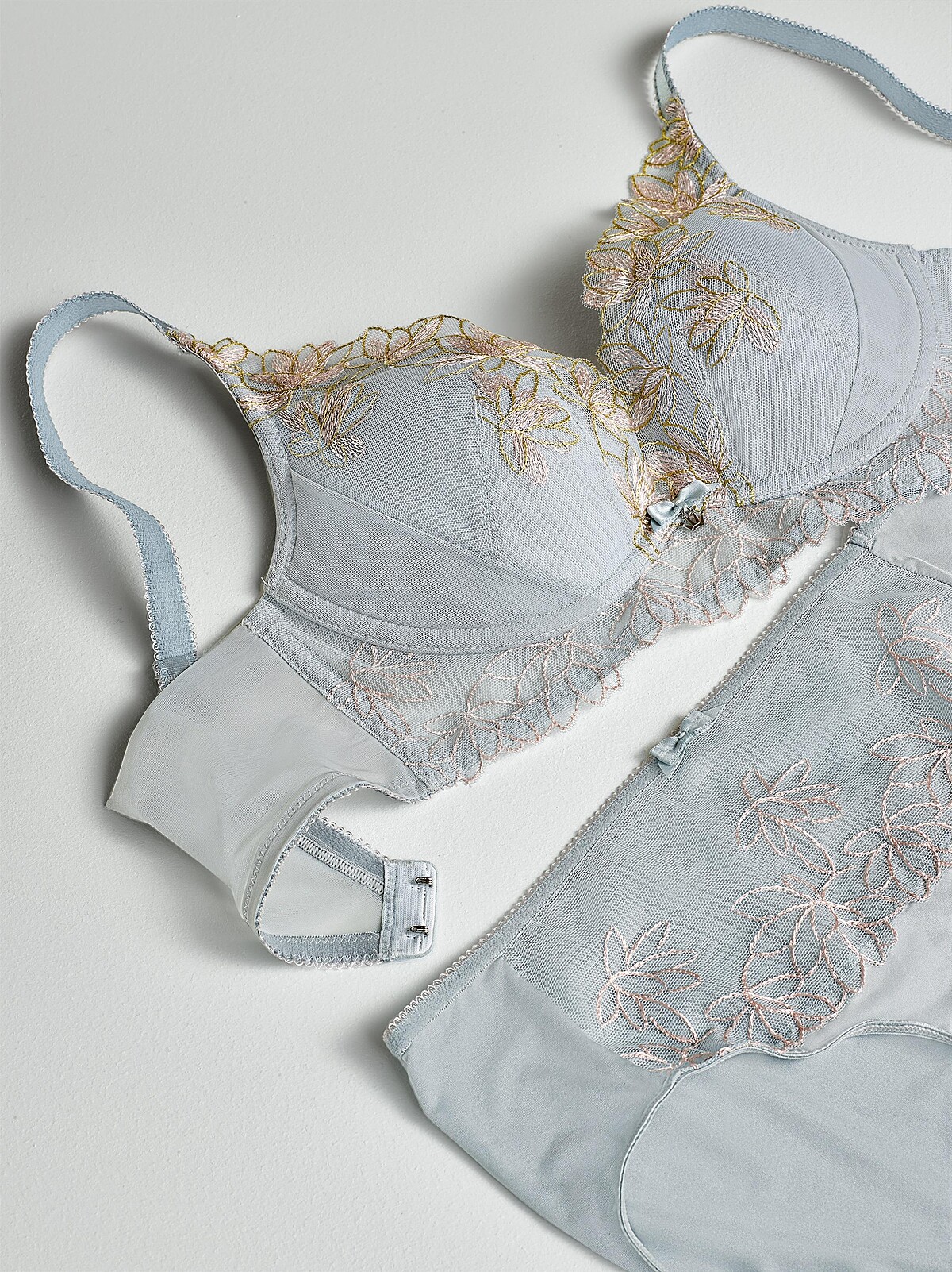 黛安芬「相思水感動系列」低V無鋼圈款，以雙色刺繡蕾絲優雅展現柔美氣質，共有灰、藍、粉三溫柔色系可供選擇。