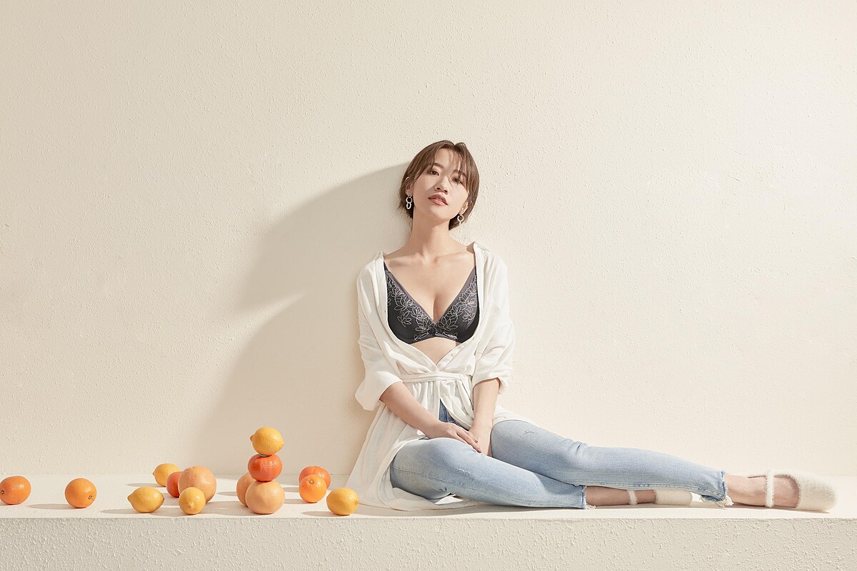 黛安芬「相思水感動系列」鋼圈集中款，Lulu說，低脊心設計不僅穿一整天也穩定不壓迫，無比舒適，更能百搭各種服裝。