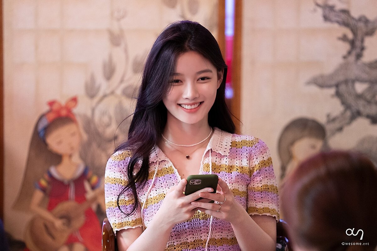 紅天機 金裕貞幕後穿回時裝也挺美 Photo/awesome.ent