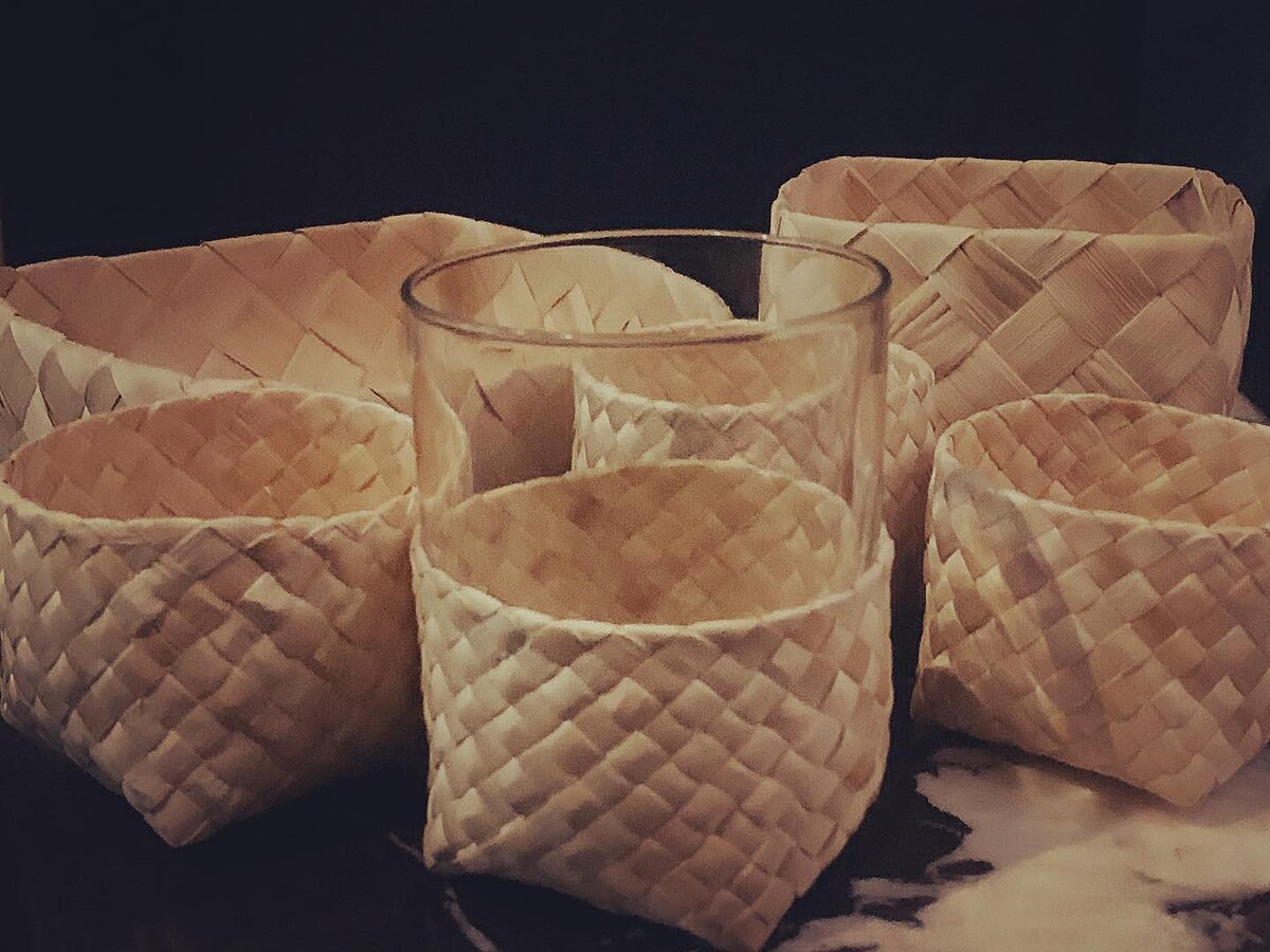 AKAME 餐廳內也大量使用月桃葉鞘編織的器皿。