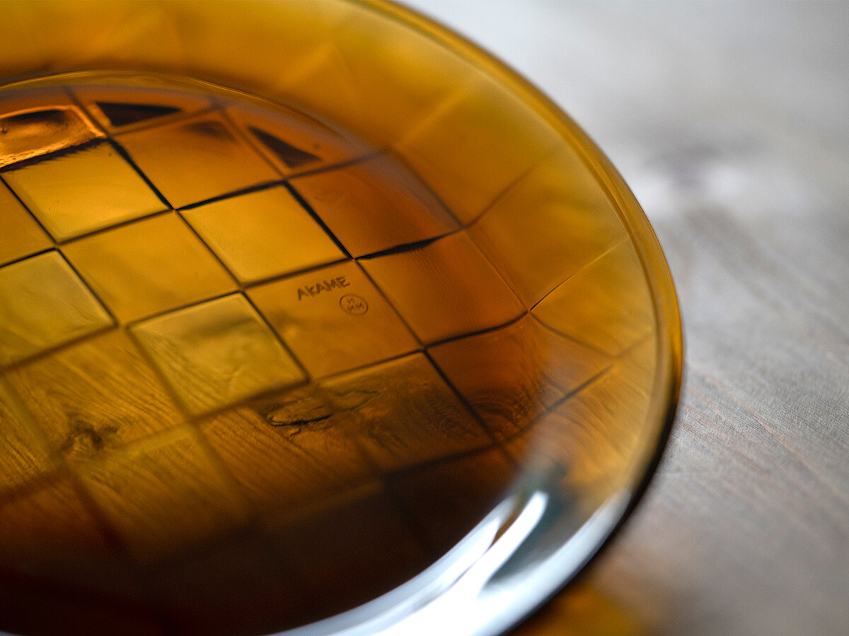 「琥珀玻璃編織盤」呈現了編織紋路的立體質感。