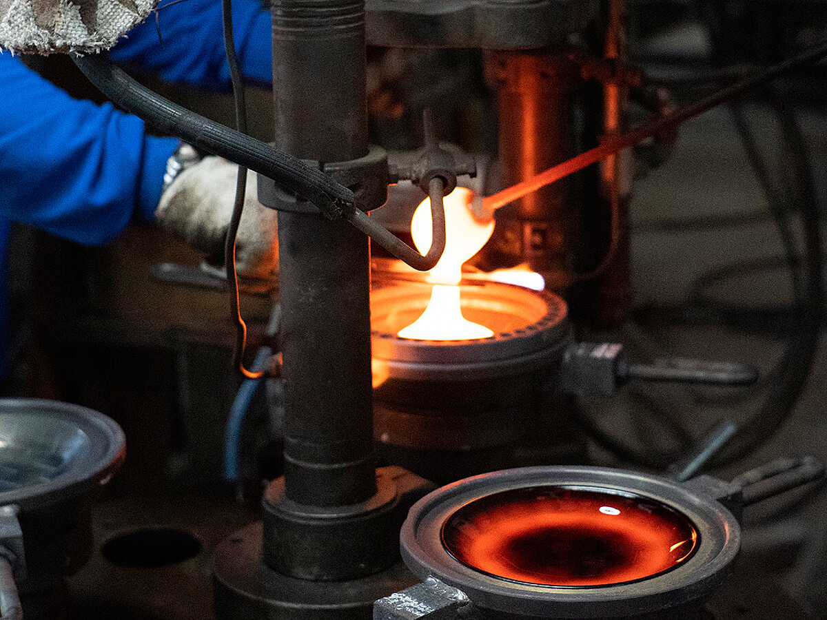 注入玻璃膏後壓製步驟。