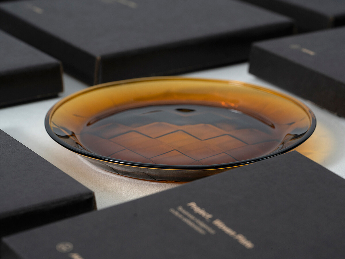 選用琥珀色更能符合 AKAME 粗獷、原始的調性。