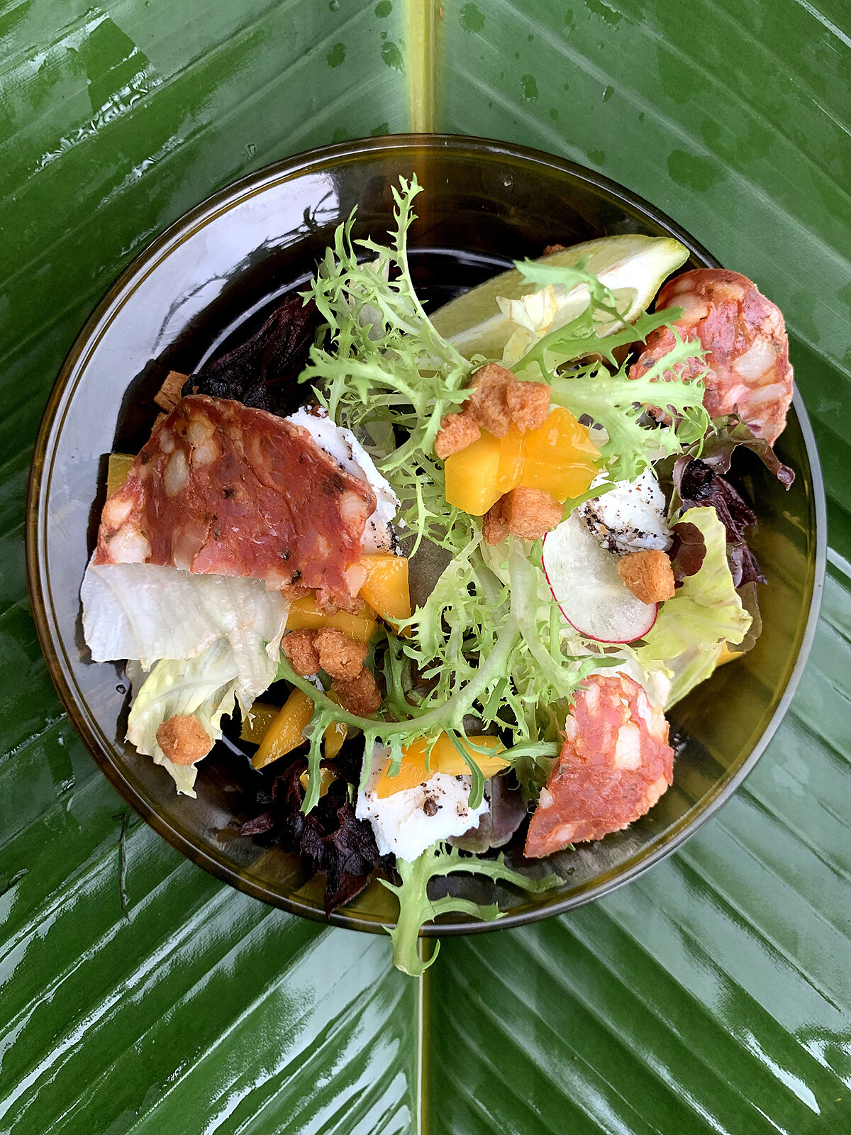 對 Alex 而言這只琥珀編織盤除了裝盛美味佳餚外，同時也有了裝載部落文化的意義。