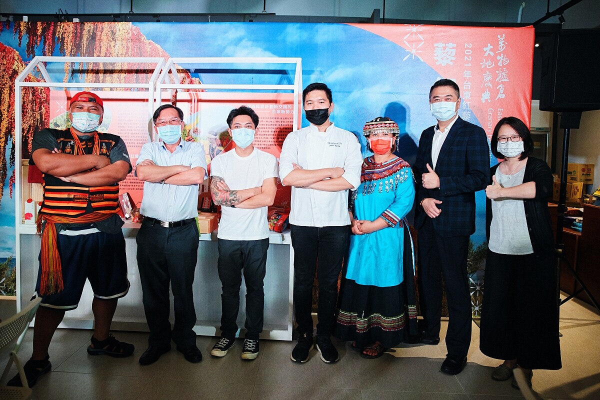 發表會現場貴賓及主廚們合照。