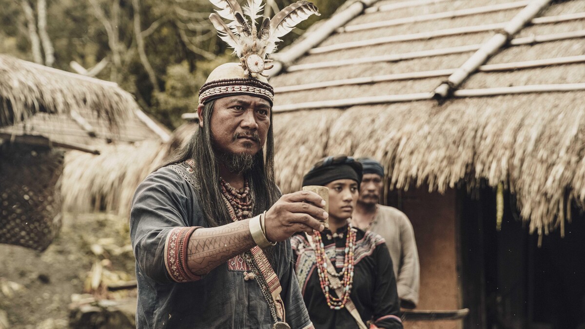 《斯卡羅》大股頭「卓杞篤」一角貫穿全劇，已故排灣族演員查馬克．法拉屋樂是劇組心中最巨大的存在