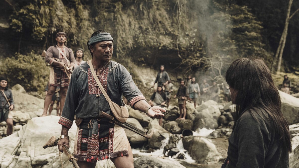 《斯卡羅》大股頭「卓杞篤」由已逝的排灣族演員查馬克．法拉屋樂 （前左）擔綱演出