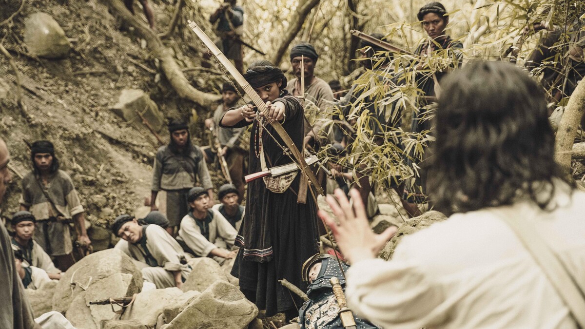 《斯卡羅》「烏米娜」程苡雅（中）氣勢十足，劇中是父親卓杞篤的最佳助手
