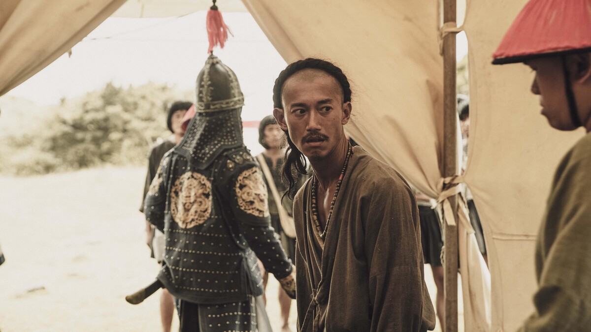 《斯卡羅》吳慷仁（中）飾演社寮頭人「水仔」，為了部族生存夾縫求生、費盡心機