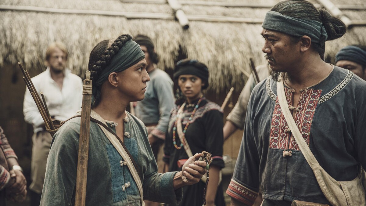 《斯卡羅》黃遠（左）在得知身世之後，決定回歸部落學習成為斯卡羅勇士，右為查馬克．法拉屋樂