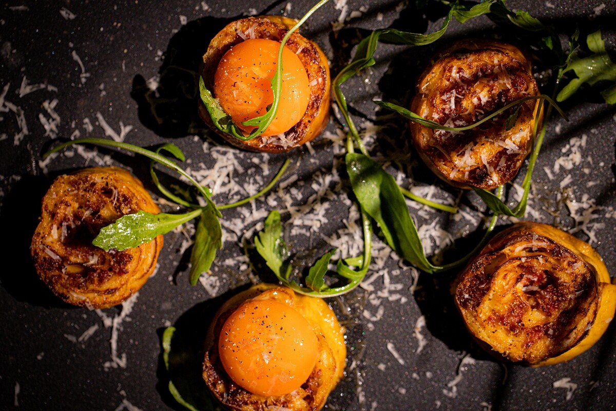 辣香腸/茴香籽/半熟蛋黃義大利麵卷,NT280元。