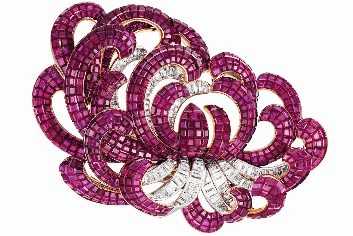 CHRYSANTHEMUM胸針，1937年，鉑金、黃K金、Mystery Set隱密式鑲嵌紅寶石、鑽石，Van Cleef & Arpels梵克雅寶系列 &copy; Van Cleef & Arpels SA - Patrick Gries