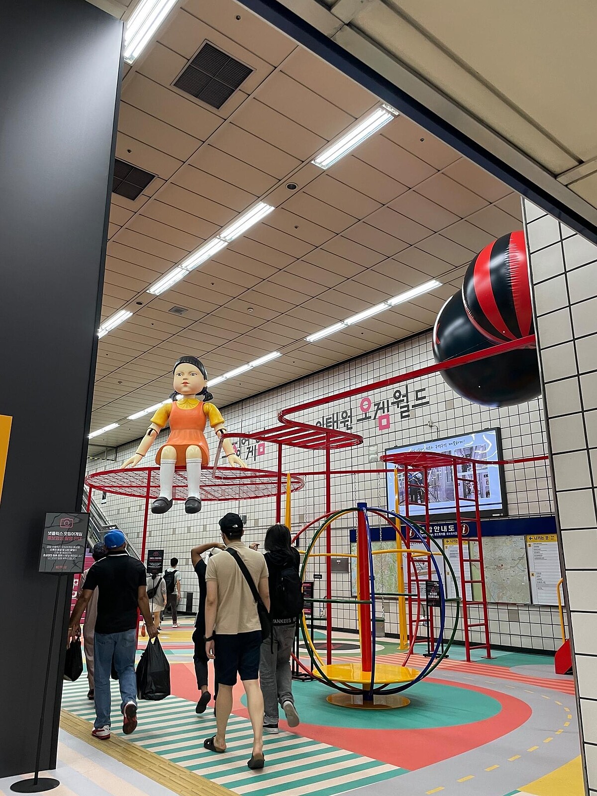 《魷魚遊戲》韓國梨泰院站打造沈浸式「遊戲現場」！