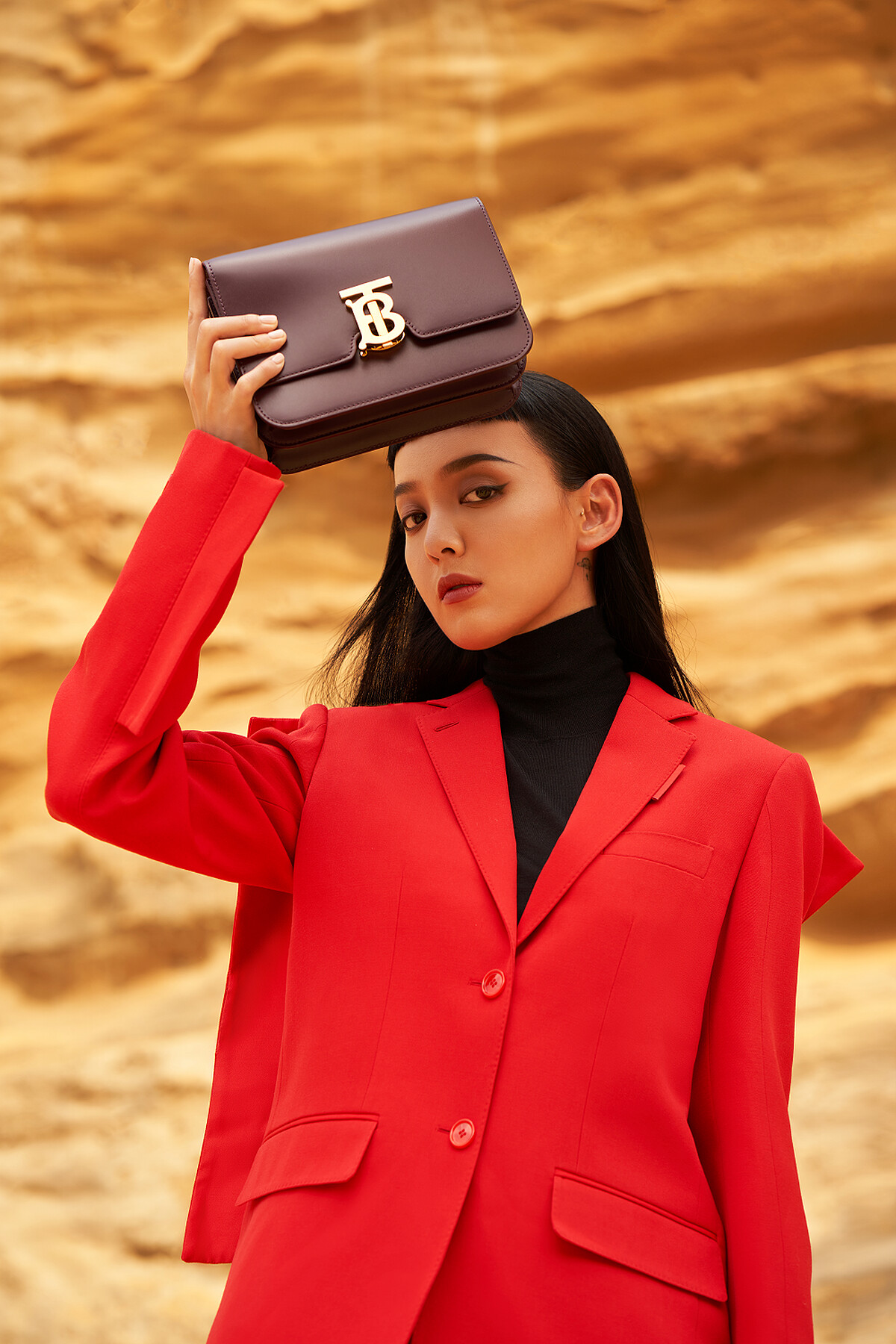 小型皮革 TB 包、裁片細節粒面羊毛量裁外套、粒面羊毛量裁長褲、絲質高領套頭衫，all by Burberry。