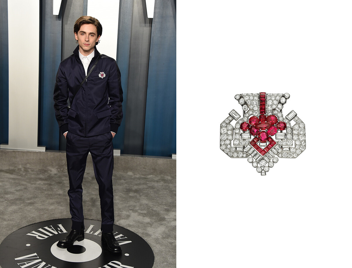 於2020年奧斯卡紅毯上配戴卡地亞古董珍藏系列紅寶石胸針
