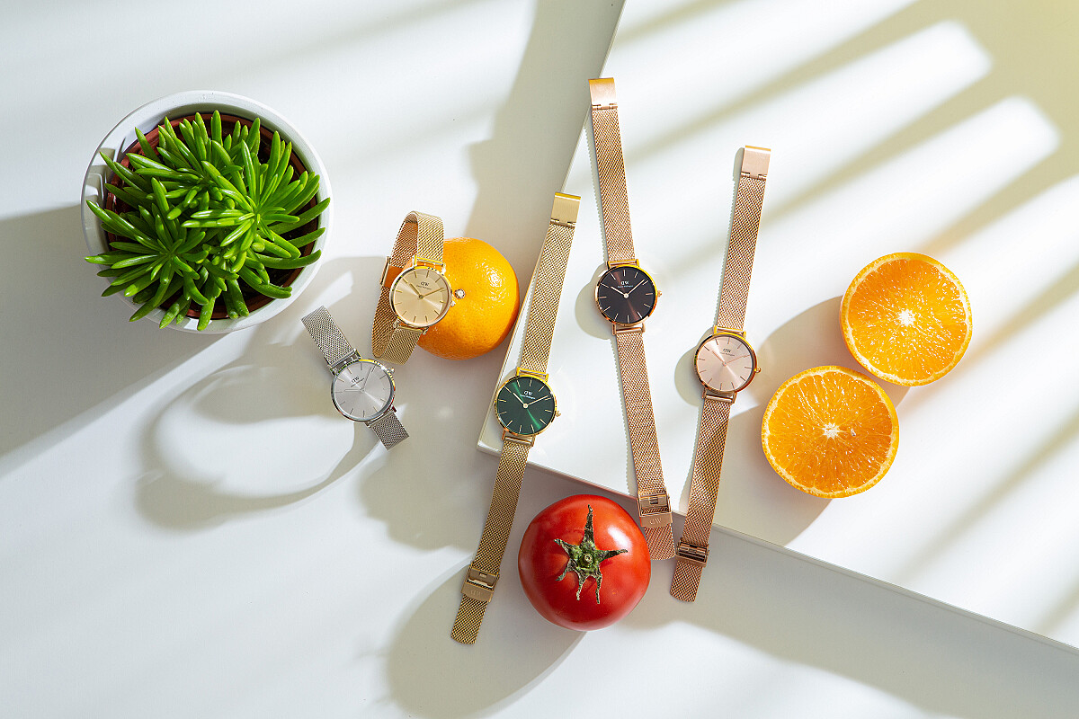左起：Petite Unitone (S)幻彩簡約銀腕錶、Petite Unitone(G)幻彩香檳金腕錶、Petite Emerald幻彩森林綠腕錶、Petite Amber幻彩琥珀棕腕錶、Petite Unitone(RG)幻彩玫瑰金腕錶。