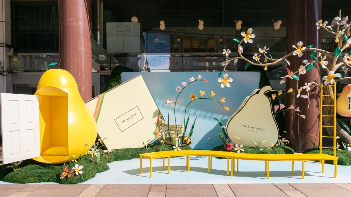 踏入Jo Malone London英國梨與小蒼蘭花園 ，一同沉浸於迷人的香氛世界。