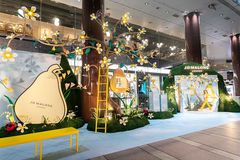 Jo Malone London英國梨與小蒼蘭花園夜間點起燈光更夢幻。