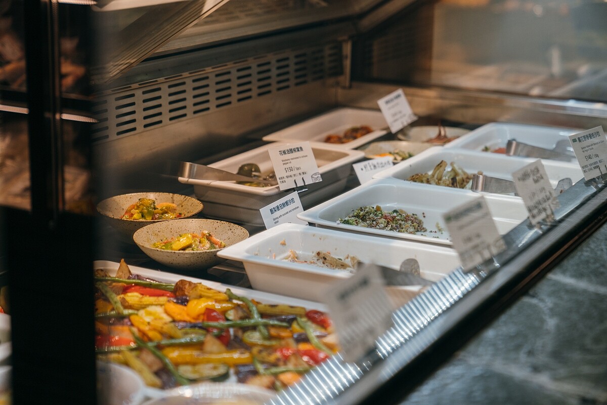 熟食區菜色選擇豐富。